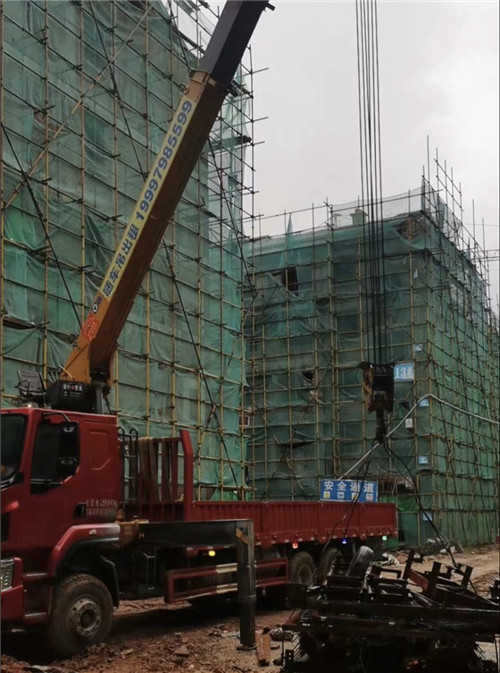 呼玛县“慢工细活”—— 吊车的 “微动控制” 技术