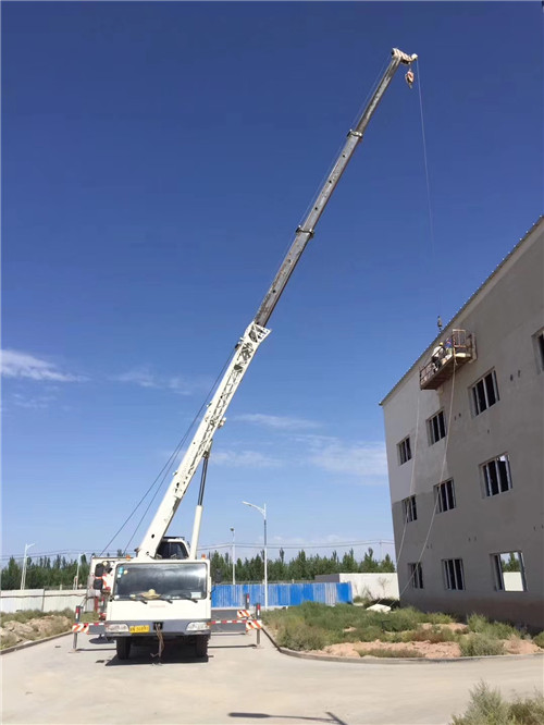 呼玛县“轻装强干”—— 吊车的 “轻量化臂架” 技术